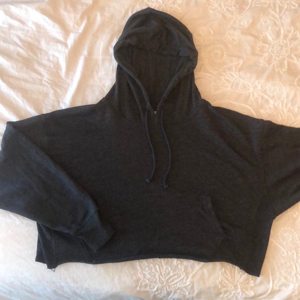 Cropped grey hoodie with front pocket